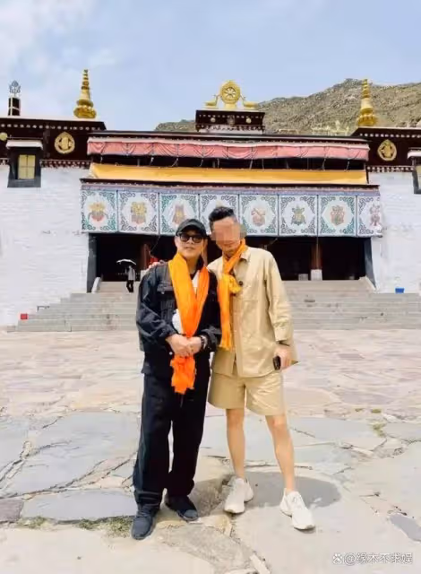 李連杰自稱上山閉關,卻現身西藏朝拜色拉寺,聊天喝茶好愜意!