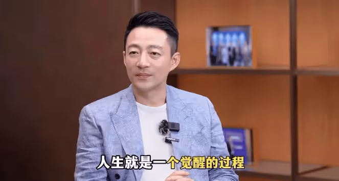 看汪小菲最新採訪，句句不提大S，卻句句在回應大S，字裡行間透著心酸
