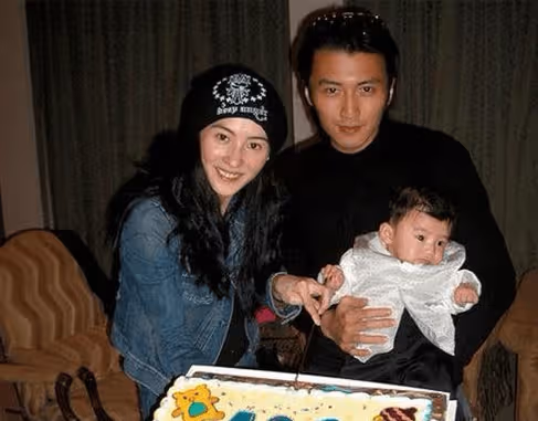 父親節具俊曄手推車在商場買尿片,抱娃笑得合不攏嘴,45歲大S為她生三胎?