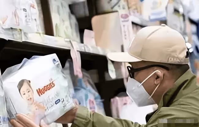 父親節具俊曄手推車在商場買尿片,抱娃笑得合不攏嘴,45歲大S為她生三胎?