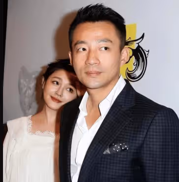 父親節具俊曄手推車在商場買尿片,抱娃笑得合不攏嘴,45歲大S為她生三胎?