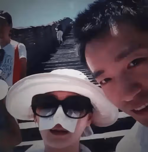 父親節具俊曄手推車在商場買尿片,抱娃笑得合不攏嘴,45歲大S為她生三胎?