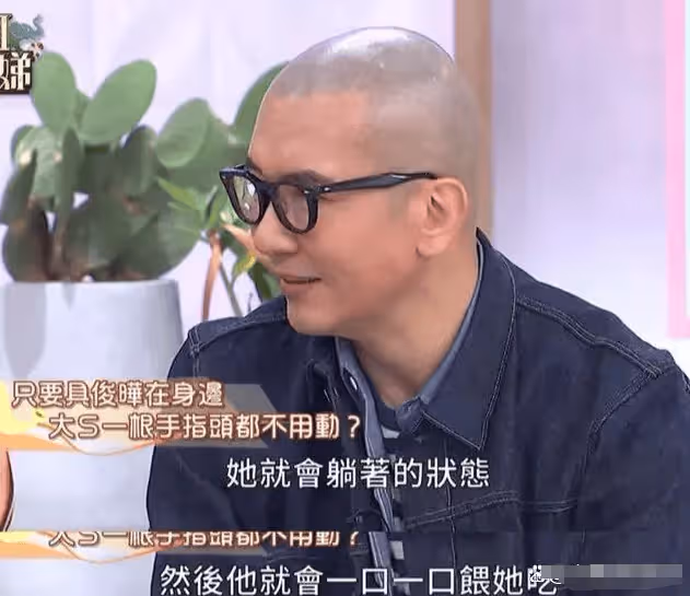 父親節具俊曄手推車在商場買尿片,抱娃笑得合不攏嘴,45歲大S為她生三胎?