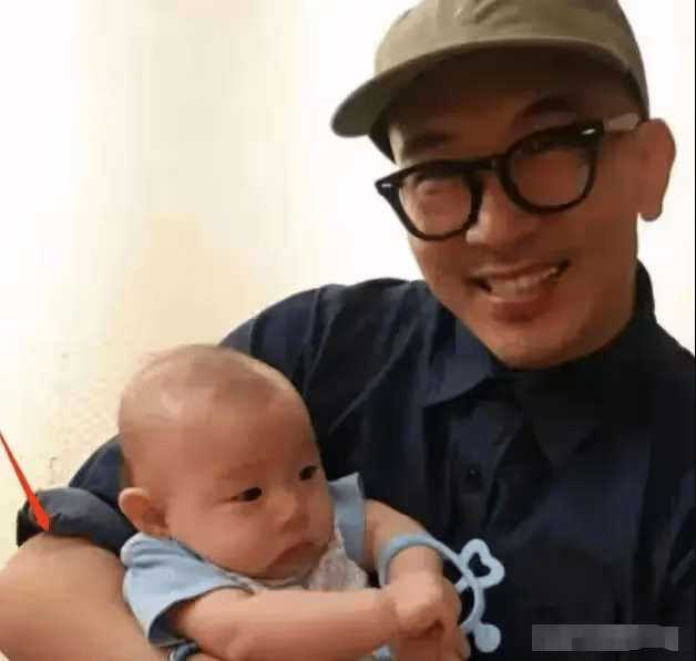 父親節具俊曄手推車在商場買尿片,抱娃笑得合不攏嘴,45歲大S為她生三胎?