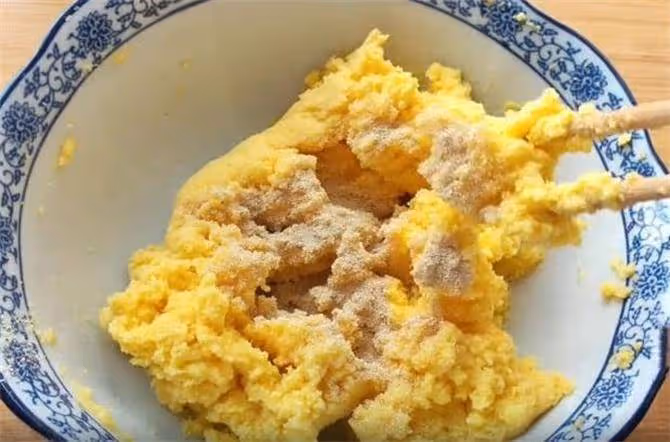 把玉米面用開水一燙，再加一碗涼水，粗糧細作，鬆軟粘糯好 消化