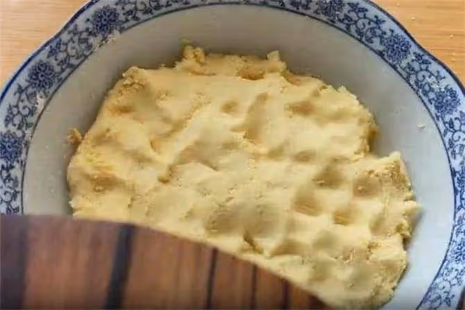 把玉米面用開水一燙，再加一碗涼水，粗糧細作，鬆軟粘糯好 消化