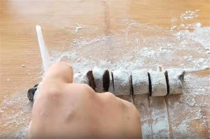 把玉米面用開水一燙，再加一碗涼水，粗糧細作，鬆軟粘糯好 消化