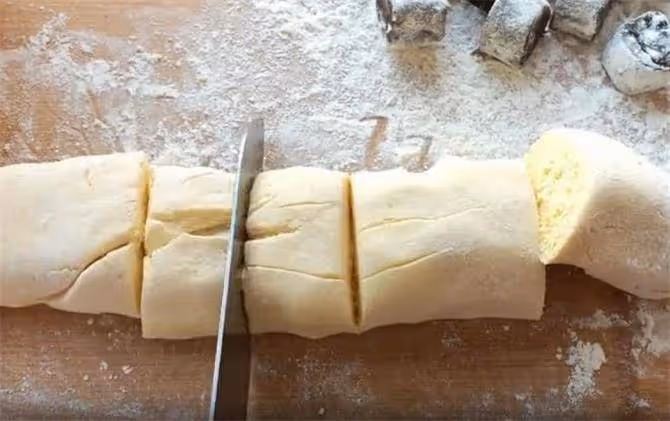 把玉米面用開水一燙，再加一碗涼水，粗糧細作，鬆軟粘糯好 消化
