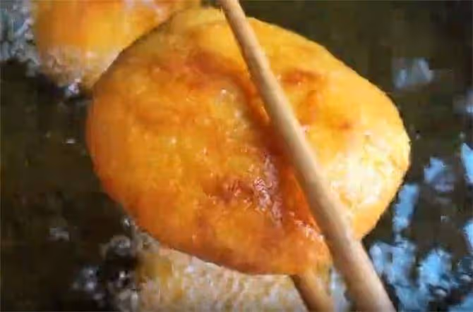 把玉米面用開水一燙，再加一碗涼水，粗糧細作，鬆軟粘糯好 消化