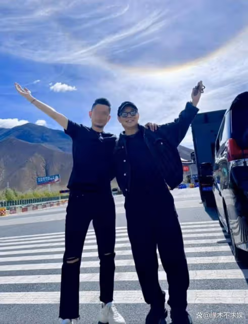 李連杰步行8000多步西藏朝聖,累到直不起身,倆女兒貼心陪伴!
