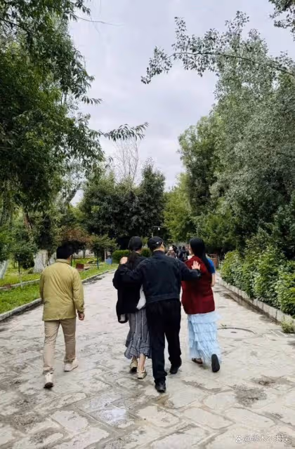 李連杰步行8000多步西藏朝聖,累到直不起身,倆女兒貼心陪伴!