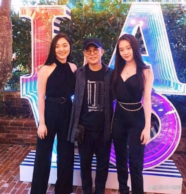 李連杰步行8000多步西藏朝聖,累到直不起身,倆女兒貼心陪伴!