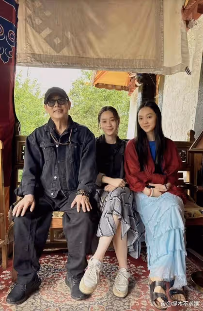 李連杰步行8000多步西藏朝聖,累到直不起身,倆女兒貼心陪伴!