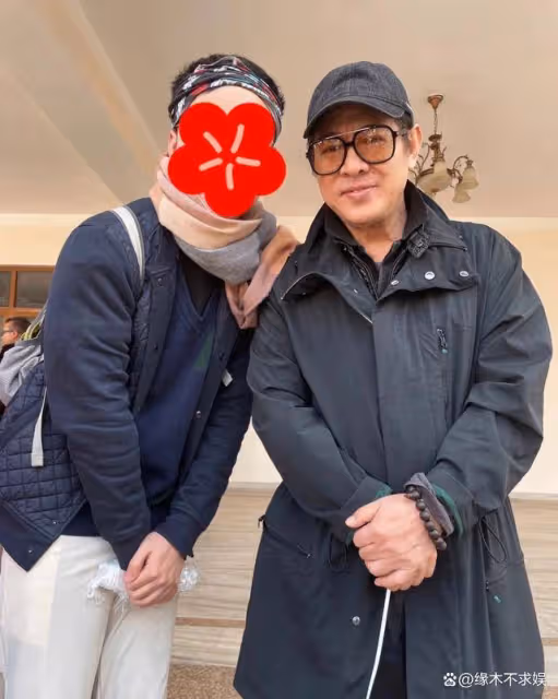李連杰步行8000多步西藏朝聖,累到直不起身,倆女兒貼心陪伴!