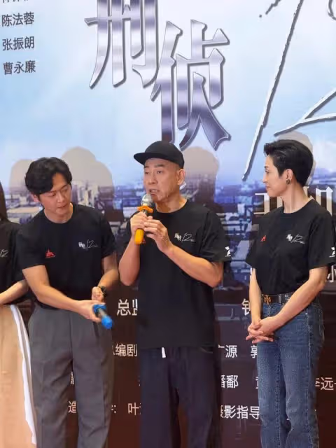 TVB上位小生新劇一人分飾兩角，與對台小花低調拍拖五年疑好事近