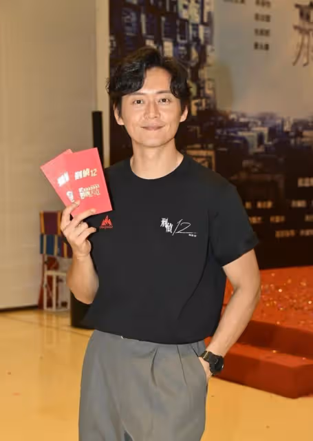 TVB上位小生新劇一人分飾兩角，與對台小花低調拍拖五年疑好事近