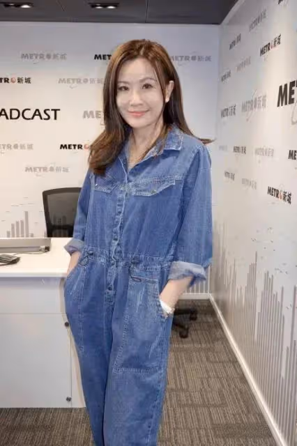 TVB女星內地夜場登台握手被扯下台,全身被酒客摸勻:好羞辱的感覺