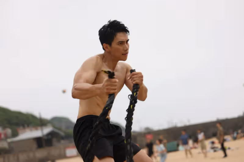 「微笑殺手」潘君侖好身材不藏了　裸身曬鮮肉吸睛
