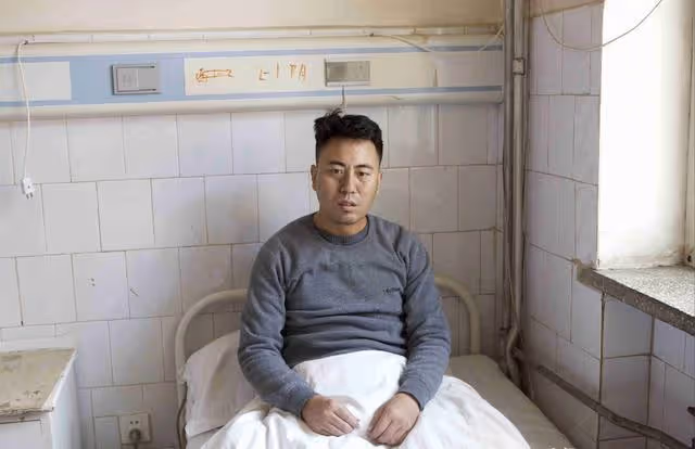 回顧:男子癱瘓後妻子離開,他含淚將女兒送人,女兒稱爸爸我不要
