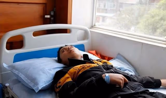回顧:男子癱瘓後妻子離開,他含淚將女兒送人,女兒稱爸爸我不要