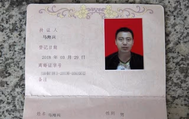 回顧:男子癱瘓後妻子離開,他含淚將女兒送人,女兒稱爸爸我不要