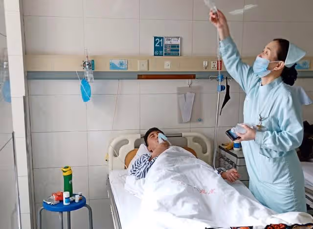 回顧:男子癱瘓後妻子離開,他含淚將女兒送人,女兒稱爸爸我不要
