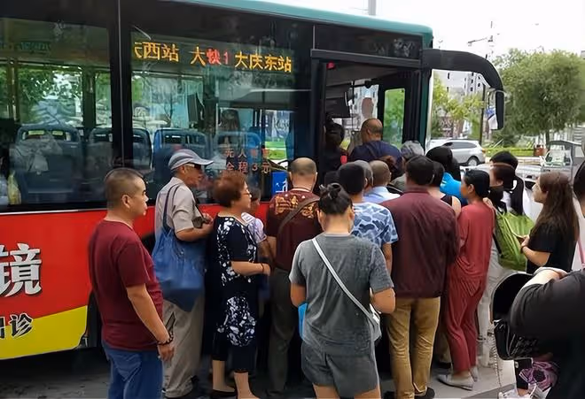 早高峰公交車前擠滿老年人,年輕人等著去上班,被擠在外圍干著急