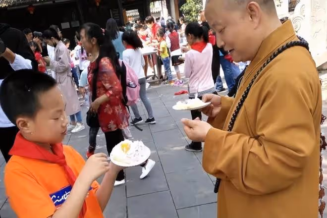 回顧:汶川地震高僧破三戒收留孕婦,誕生108名羅漢娃後來如何
