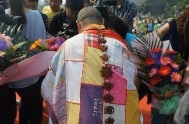 回顧:汶川地震高僧破三戒收留孕婦,誕生108名羅漢娃後來如何