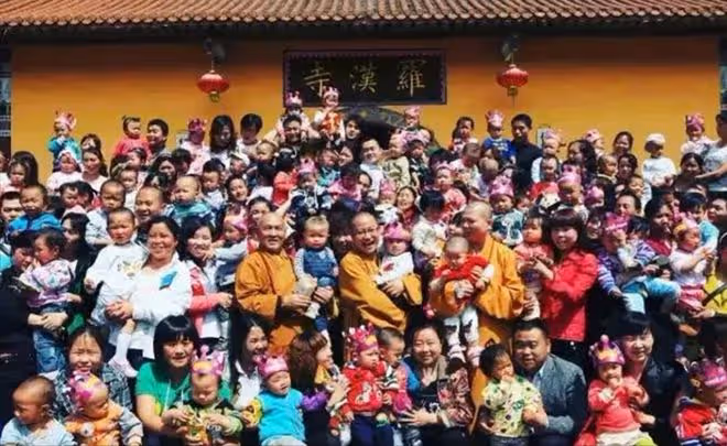 回顧:汶川地震高僧破三戒收留孕婦,誕生108名羅漢娃後來如何