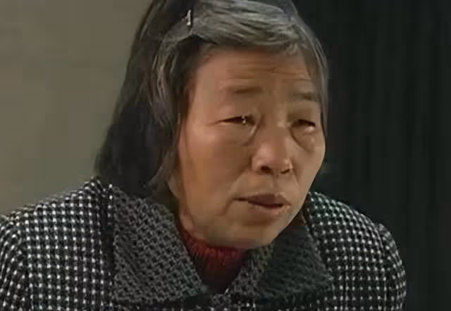 回顧:女研究生帶母上學,兩個月後卻自縊身亡在宿舍誰逼死了她?