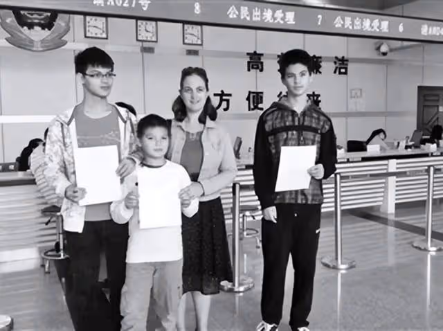 回顧:烏克蘭美女嫁中國小哥,產3子後丈夫病逝她的做法讓人佩服