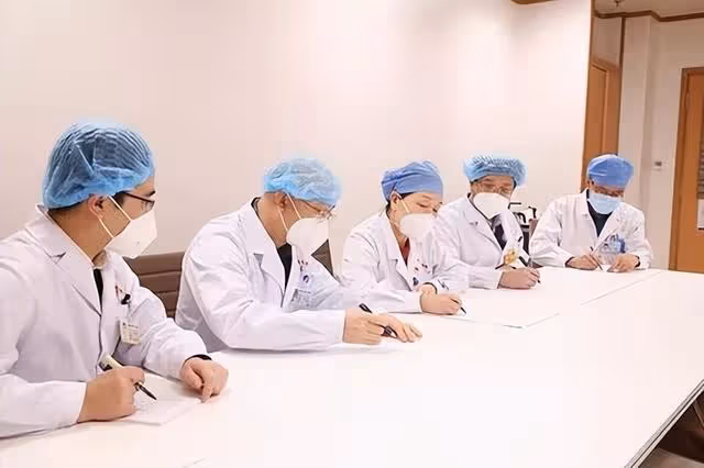 回顧:女孩患白血病母親見死不救,90後美女姑姑賣車用嫁妝錢救她