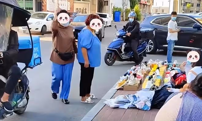 女子在街邊擺攤賣襪子被大媽攆：我店就在旁邊，影響我生意
