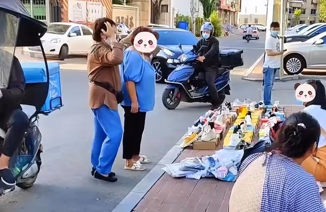 女子在街邊擺攤賣襪子被大媽攆：我店就在旁邊，影響我生意