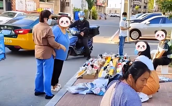 女子在街邊擺攤賣襪子被大媽攆：我店就在旁邊，影響我生意