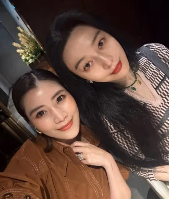 馬來西亞富豪陳雪鈴邀請冰冰吃晚宴,母女同框品嘗美食心情好
