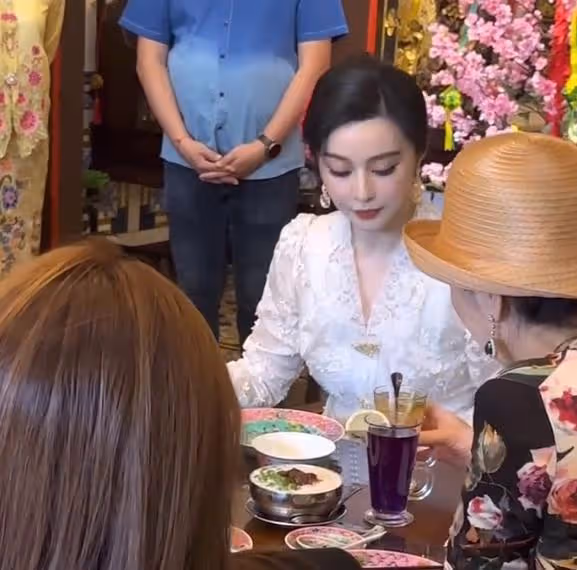 馬來西亞富豪陳雪鈴邀請冰冰吃晚宴,母女同框品嘗美食心情好