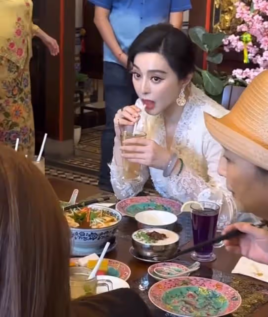 馬來西亞富豪陳雪鈴邀請冰冰吃晚宴,母女同框品嘗美食心情好