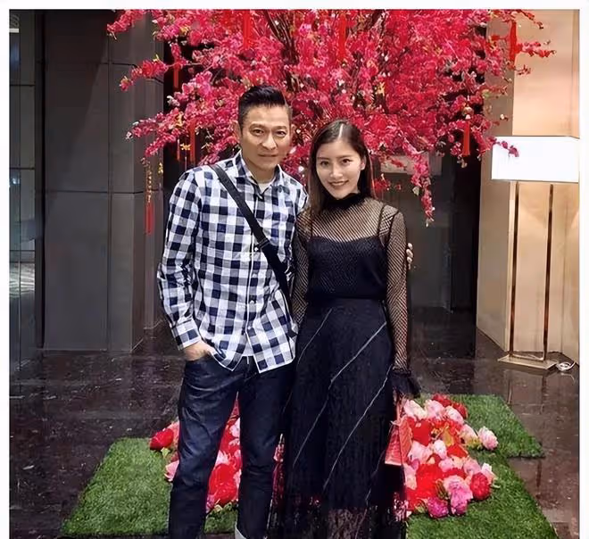 馬來西亞富豪陳雪鈴邀請冰冰吃晚宴，母女同框品嘗美食心情好