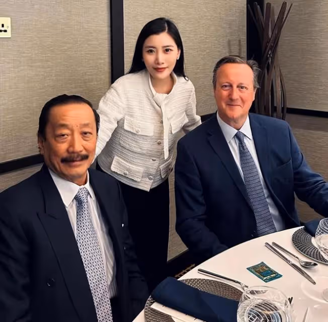 馬來西亞富豪陳雪鈴邀請冰冰吃晚宴，母女同框品嘗美食心情好