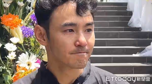 媽媽今告別式！阮經天眼眶泛淚、鼻頭通紅現身忍悲送最後一程
