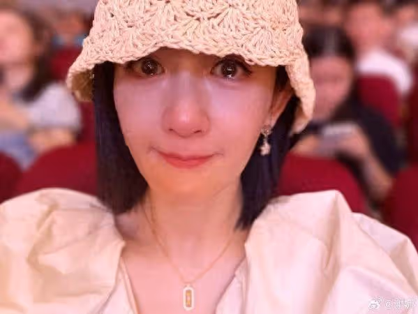 謝娜PO「眼眶泛淚」自拍照! 畢業雙胞胎笑:在台上都看到你在哭