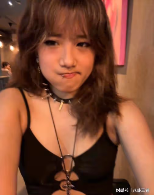 賈靜雯不如繼母?梧桐妹回上海和生父生活,19歲生日與繼母慶生