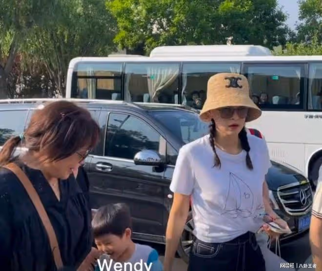 章子怡現身戲劇節!4歲兒子愛撒嬌,正面照曝光不像汪峰太意外