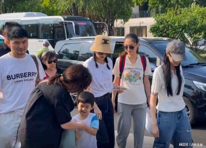 章子怡現身戲劇節!4歲兒子愛撒嬌,正面照曝光不像汪峰太意外