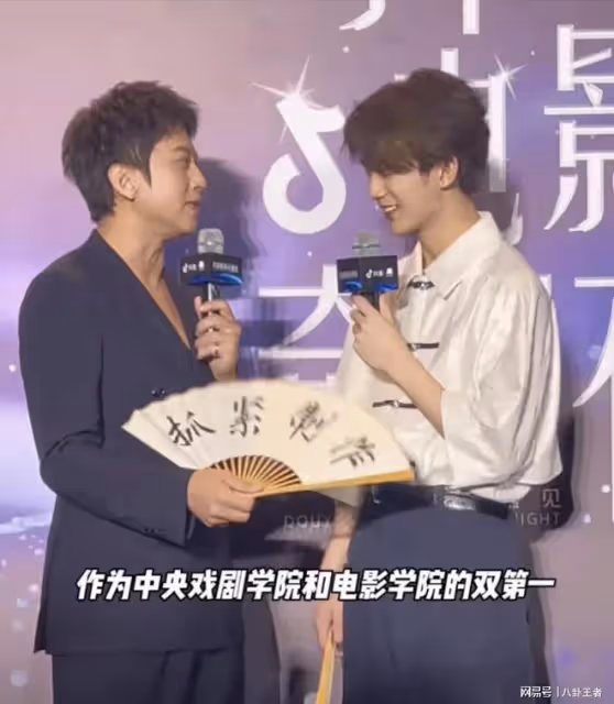 張頌文18歲「兒子」亮相，身高快190！鄧超猛夸：中戲北電雙第一