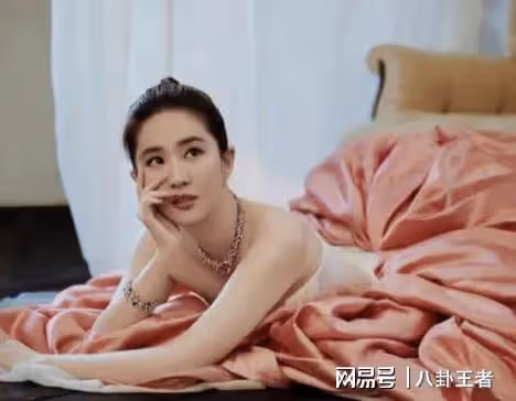 劉亦菲在家健身大秀火辣身材!傲人上圍太吸睛,被叫阿姨巧妙回應