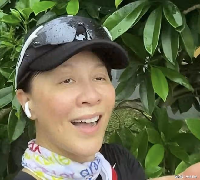 梁朝偉真是餓了!58歲劉嘉玲戶外跑步,全素顏眼歪嘴斜變老大媽