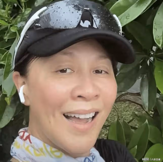 梁朝偉真是餓了!58歲劉嘉玲戶外跑步,全素顏眼歪嘴斜變老大媽